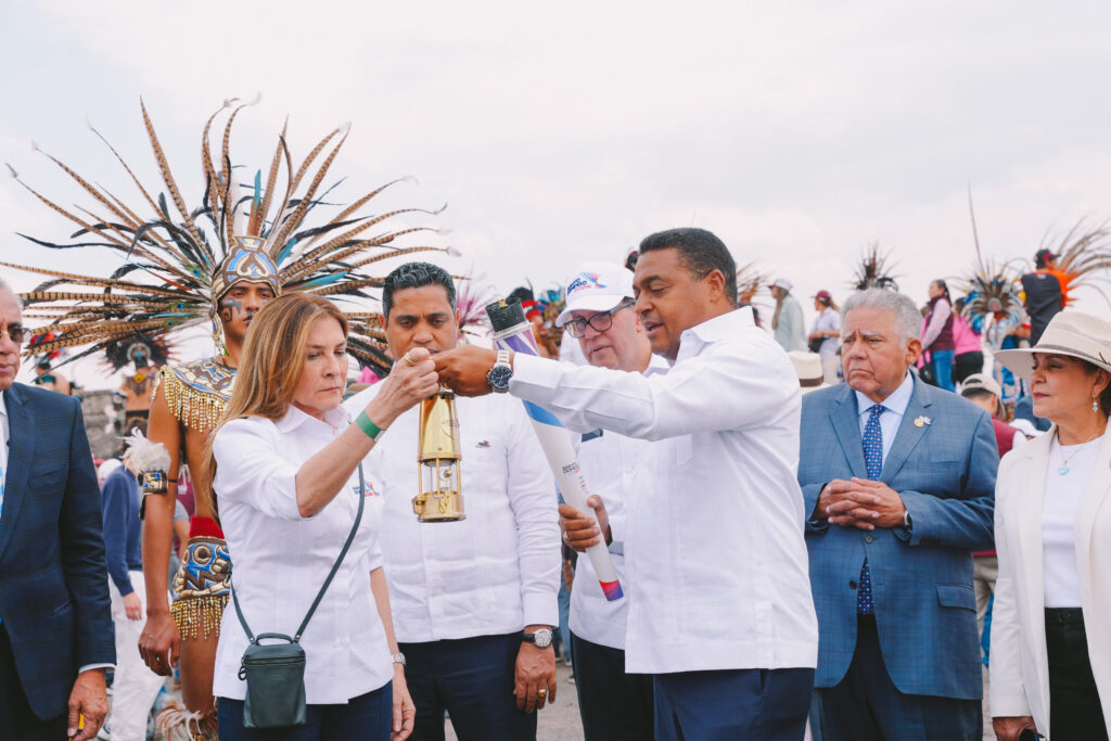 La alcaldesa de Santo Domingo, Carolina Mejía, asume la custodia de la llama centroamericana.