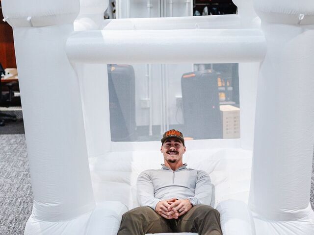 Un castillo inflable se encontraba en medio del vestuario de los Piratas de Pittsburgh antes del partido del lunes por la noche contra San Luis, cortesía de Paul Skenes, ganador del premio Cy Young de la Liga Nacional.