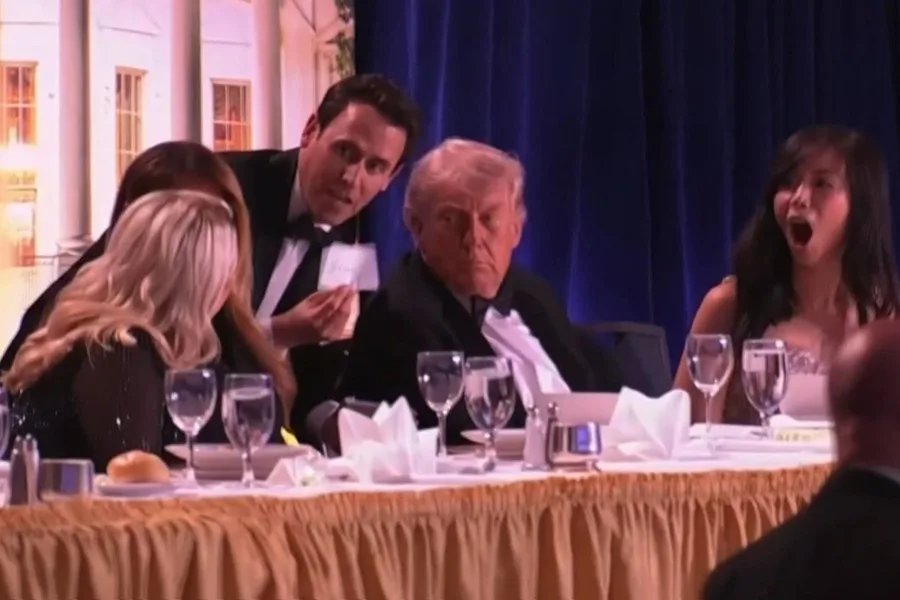 Captura de imagen de un video facilitado por la Casa Blanca del tiroteo durante la Cena de Corresponsales en presencia del presidente estadounidense, Donald Trump. EFE/Casa Blanca/Poo