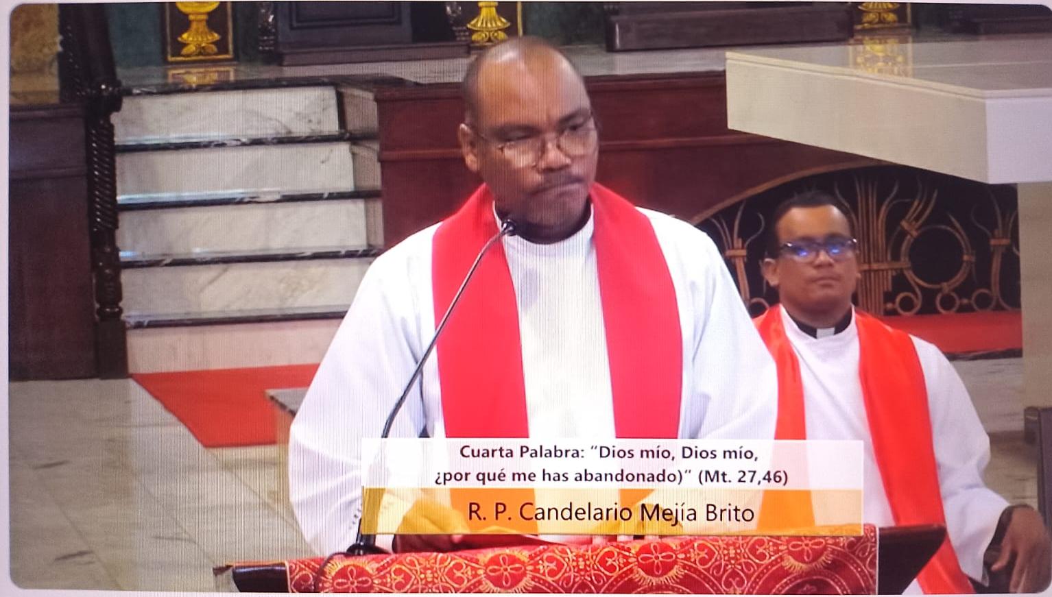 El Reverendo Padre Candelario Mejía Brito, de la Parroquia Santa Clara de Asís, de Santo Domingo, quien se preguntó: “Dios mío por qué nos ha abandonado”.