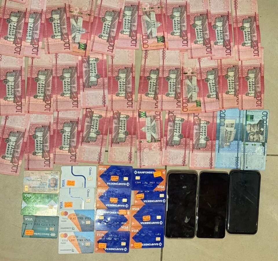 Detienen presunto estafador electrónico con 14 tarjetas bancarias, dinero en efectivo y motocicleta sin placa en Santiago