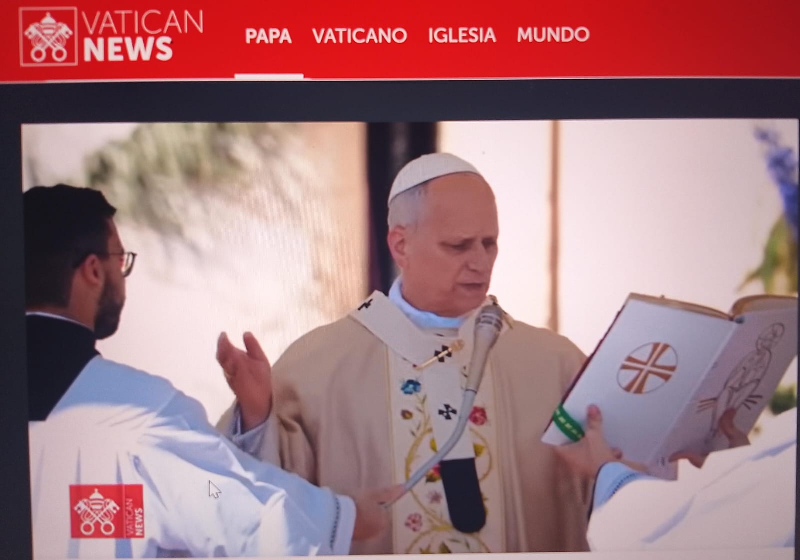 El Papa León XIV oficia la misa pascual desde la Plaza San Pedro en el Vaticano por Domino de la Resirrección de Jesús.