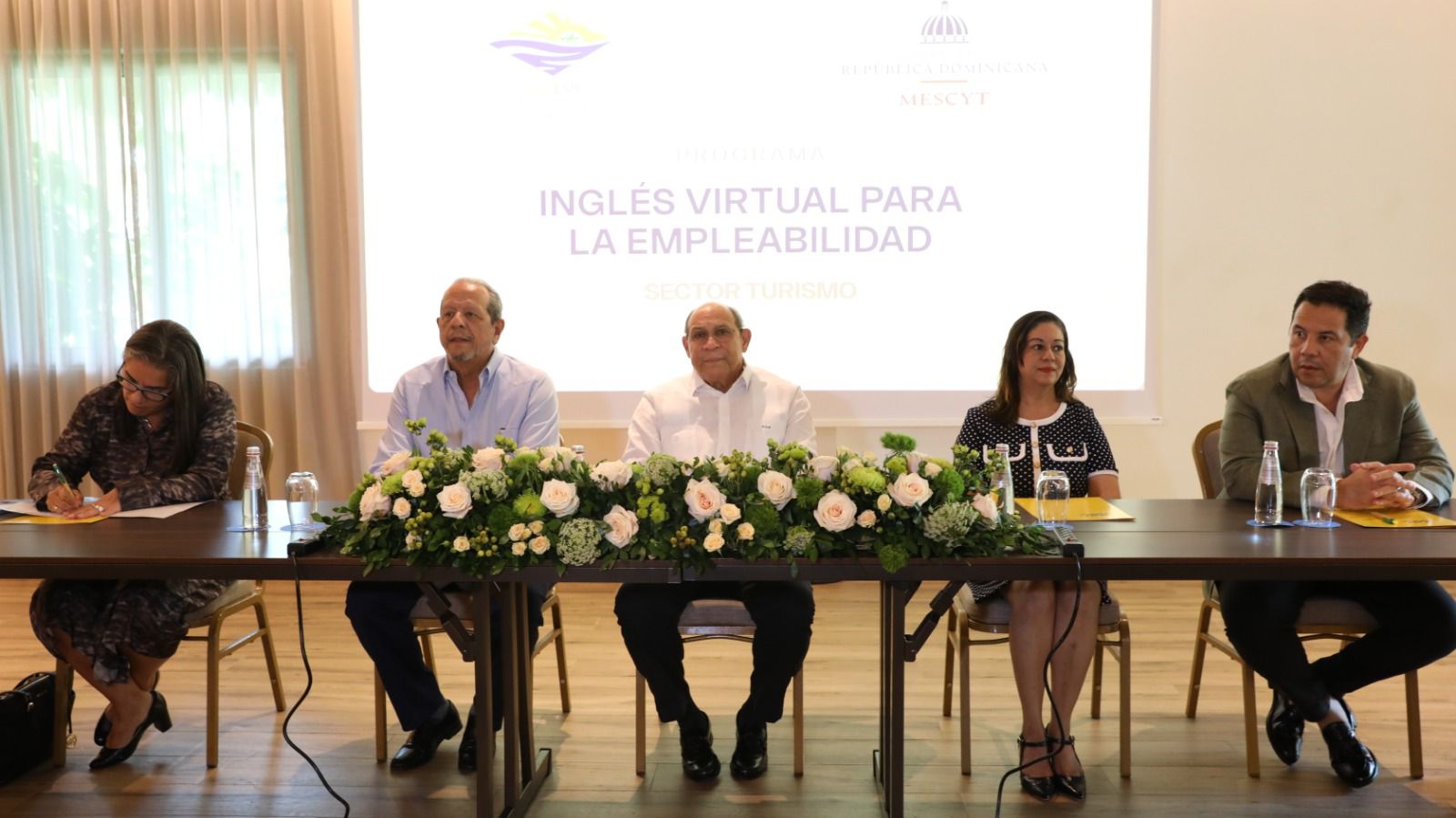 Mescyt entrega 5,000 becas a colaboradores del sector hotelero en el Este para que se formen en inglés