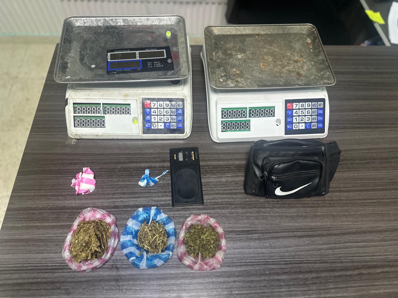 Desmantelan puntos de drogas en Sabana Perdida y Villa Mella