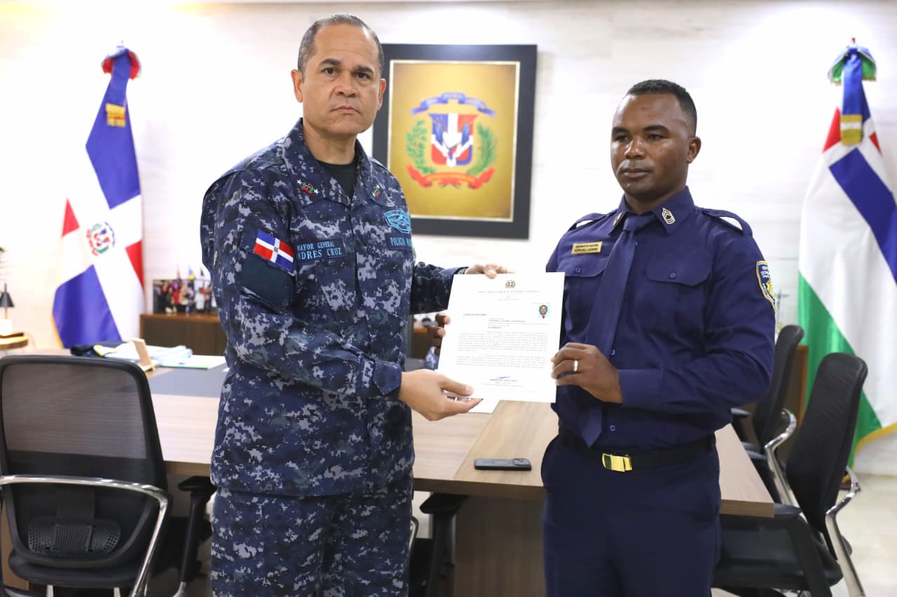 Reconocen a sargento mayor por heroico rescate en medio de crecida de cañada Lebrón, Los Alcarrizos