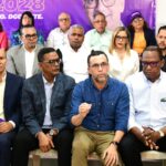 El miembro del Comité Político del Partido de la Liberación Dominicana, Andrés Navarro, junto a otros dirigentes del partido.