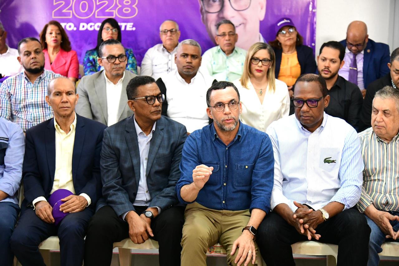 El miembro del Comité Político del Partido de la Liberación Dominicana, Andrés Navarro, junto a otros dirigentes del partido.
