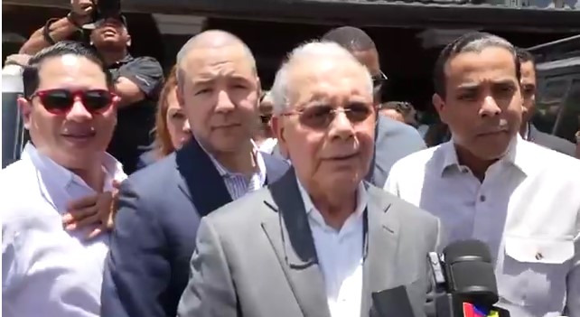 Danilo Medina dice Gobierno gasta de manera alegra. Irán.