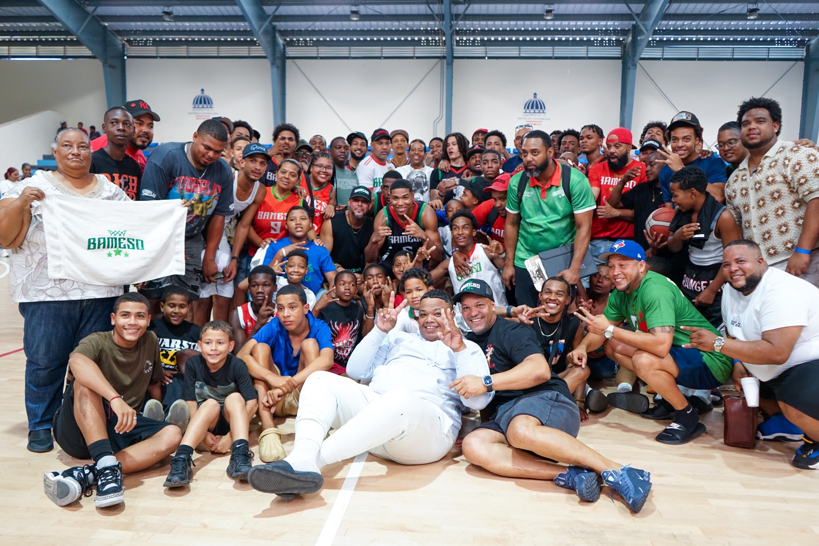 Stalin Alcántara, vicealcalde del Distrito, entrega la Copa Seaboard a Alberto Castro, presidente de Bameso, campeones U25 de Abadina, junto a jugadores, técnicos y seguidores.