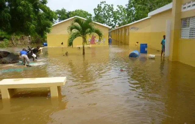 Escuelas inundadas debido a las recientes lluvias