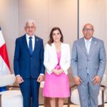 La embajadora de Estados Unidos, Leah Francis Campos, junto a Ricardo de los Santos y Alfredo Pacheco.