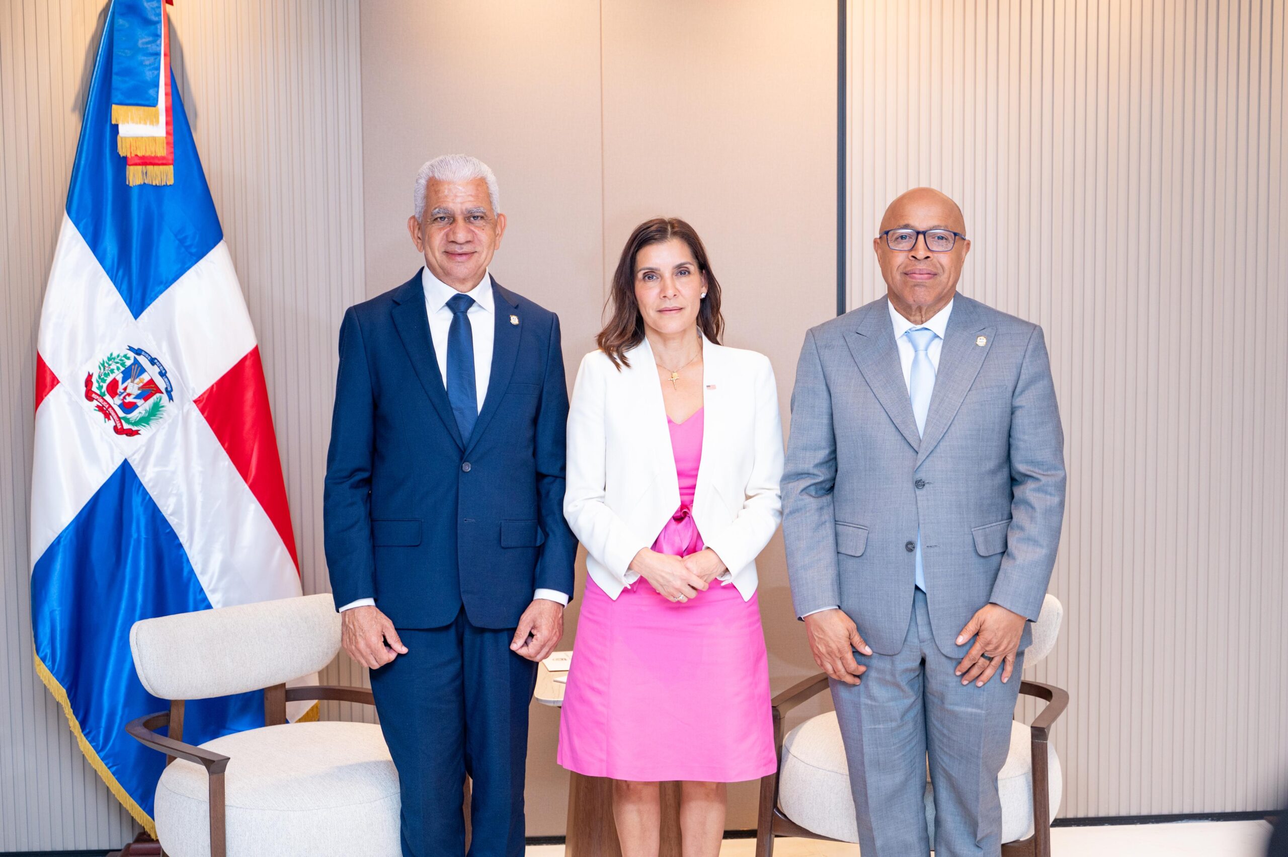La embajadora de Estados Unidos, Leah Francis Campos, junto a Ricardo de los Santos y Alfredo Pacheco.
