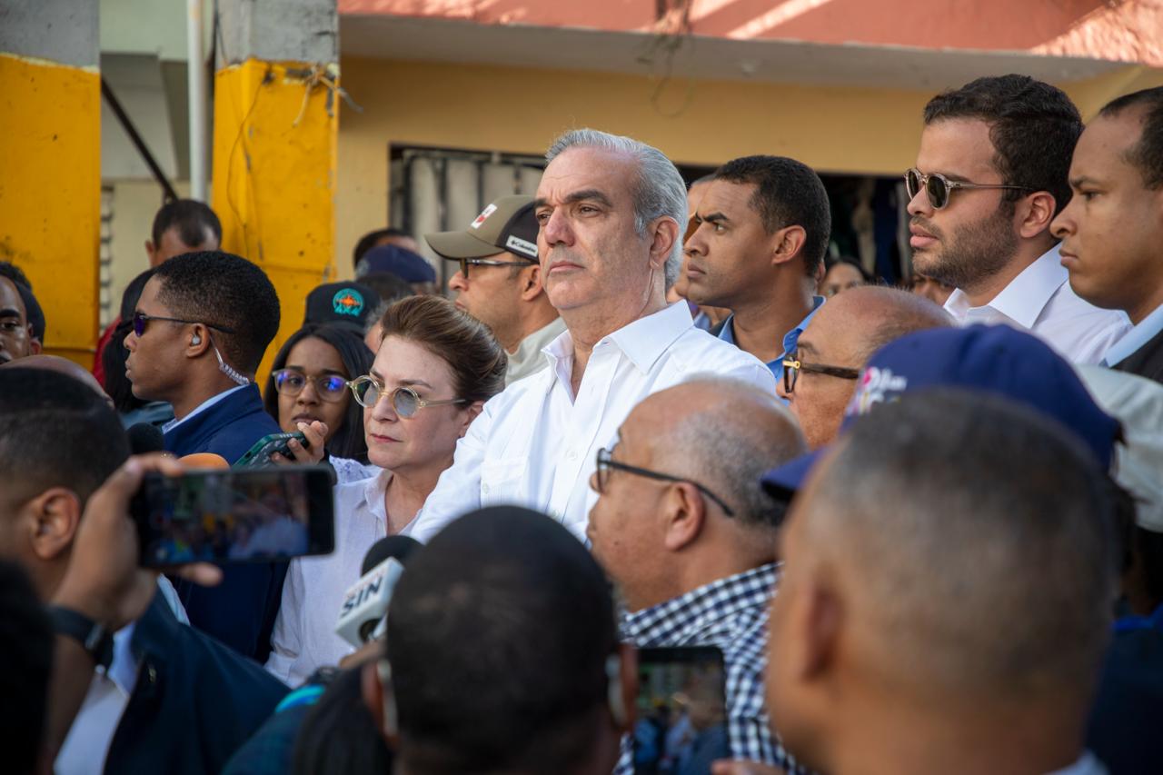 Luis Abinader realiza visita a zonas afectadas por las lluvias.