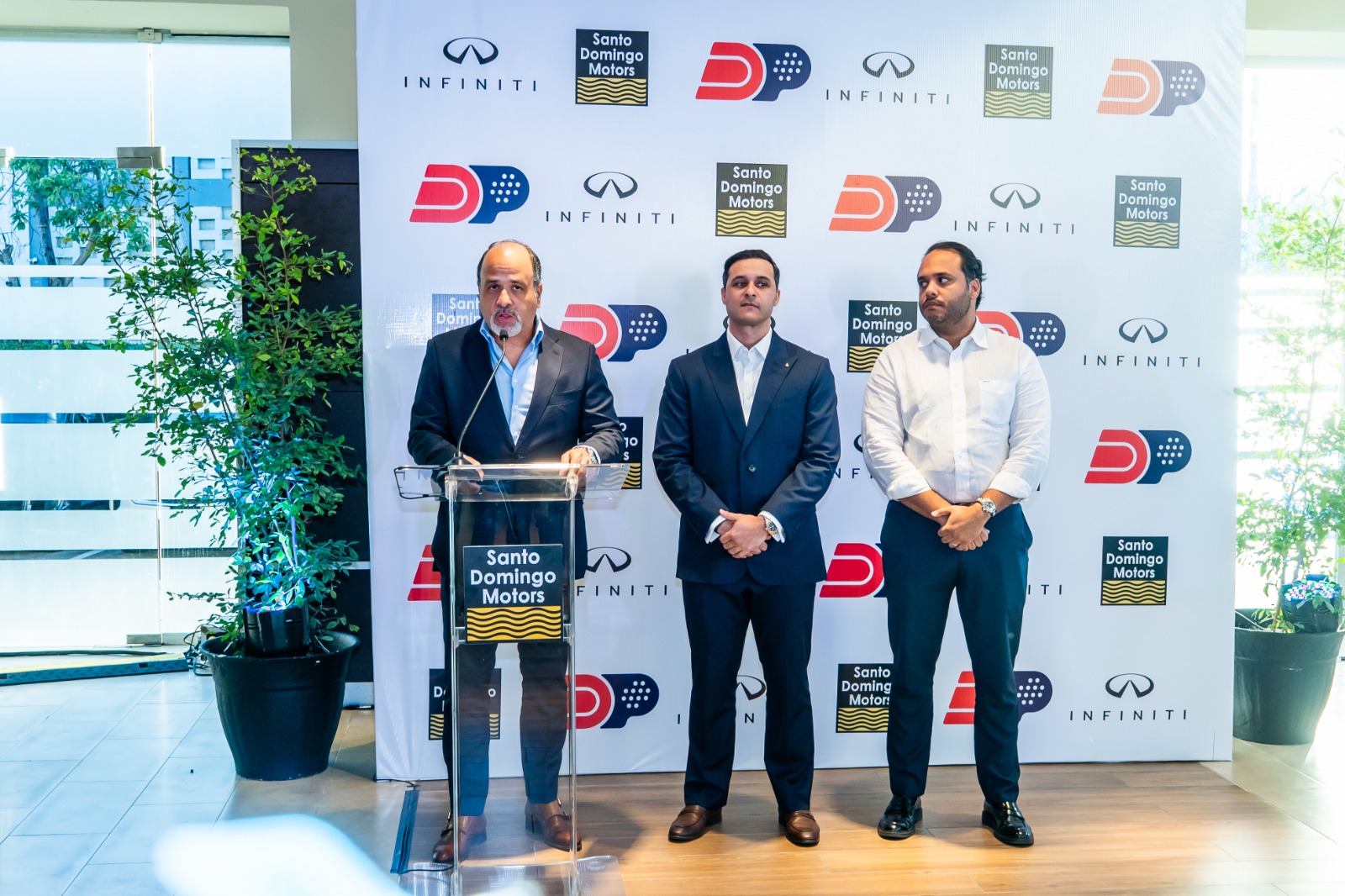 Pedro Ruiz, se dirige a los presentes, en compañía de Carlos Alegría y Manuel Lloret.