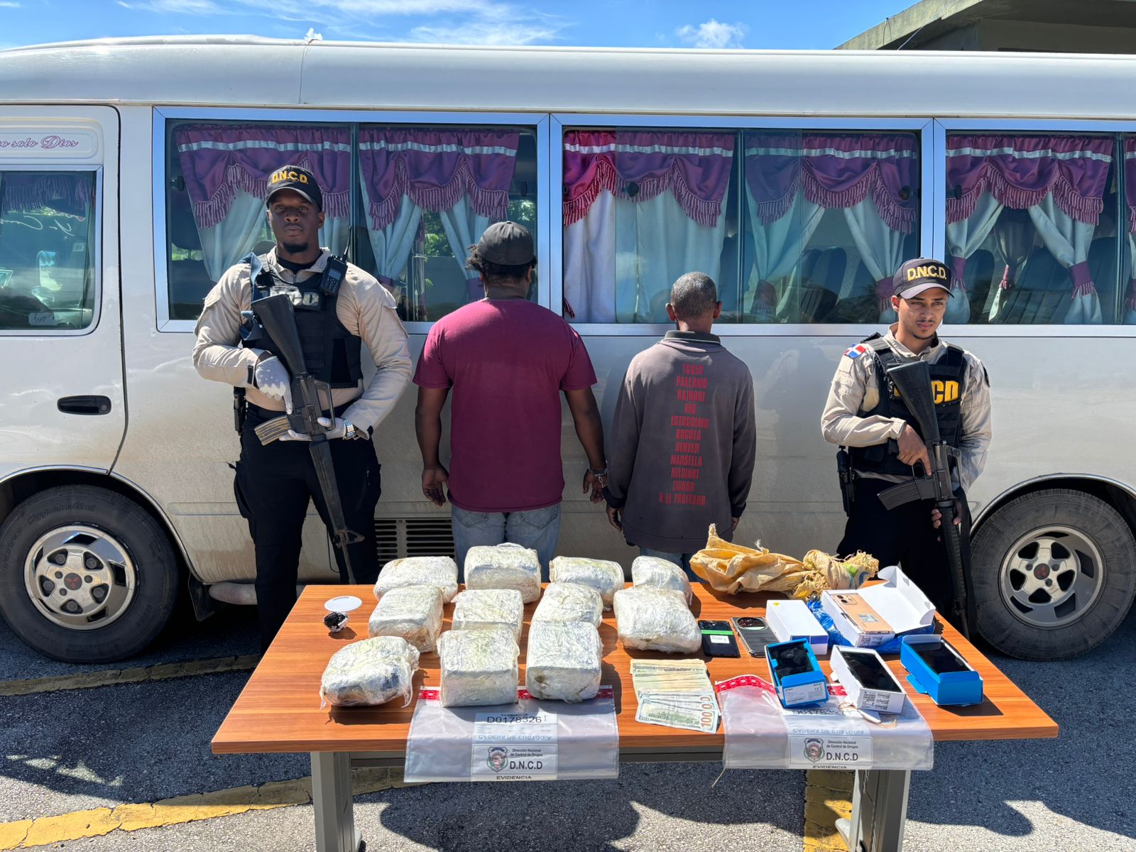 Apresan chofer y cobrador de autobús con once paquetes de presunta marihuana en Barahona