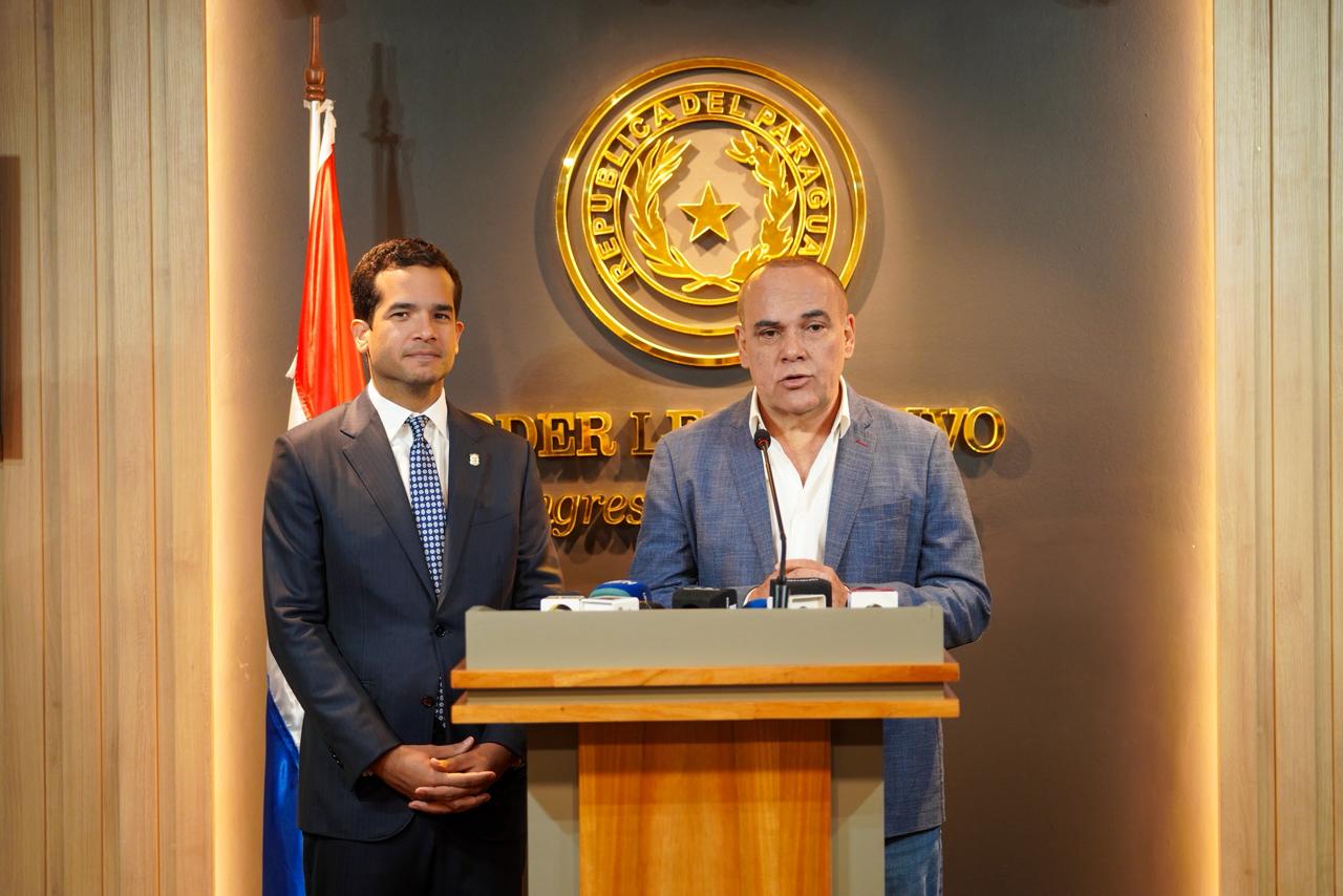 Omar y el presidente del Senado en Paraguay, Basilio Nuñez.