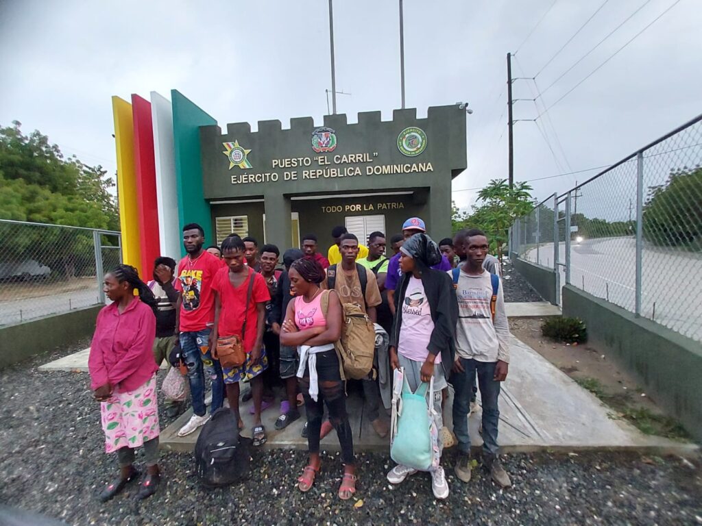 Detienen minibús con 21 indocumentados en San Juan de la Maguana