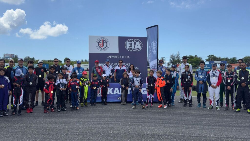 Acto protocolar donde se le entregaron medallas de participación a todos los pilotos que compitieron en el autódromo de las Américas.