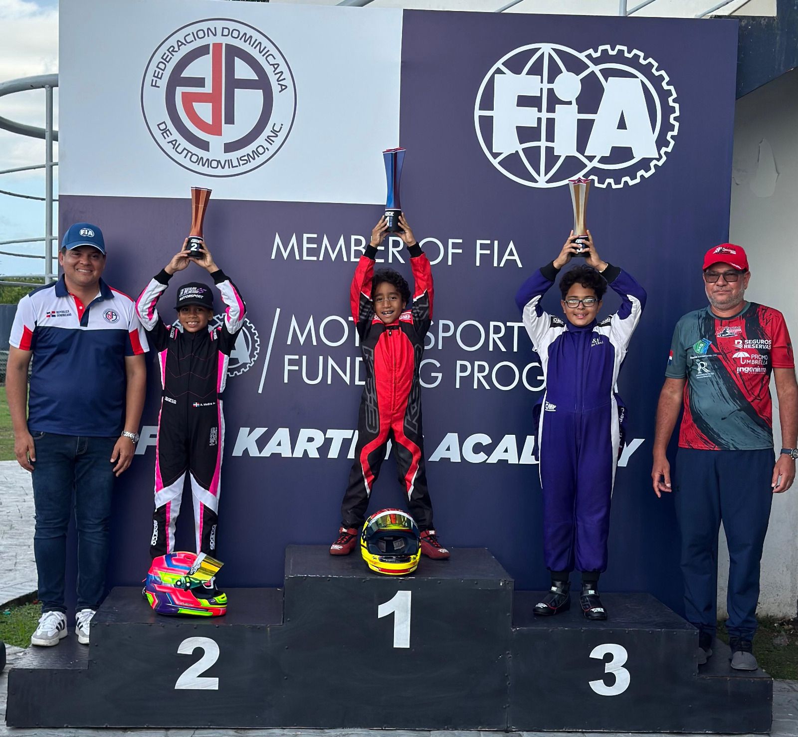 Ethan Pichardo en el primer lugar, en segundo Alaia Medina y tercero Giancarlo Basden, al extremo izquierdo Adriano Abreu Sued presidente FDA, al otro extremo Raimy Guzmán presidente del CDCK.
