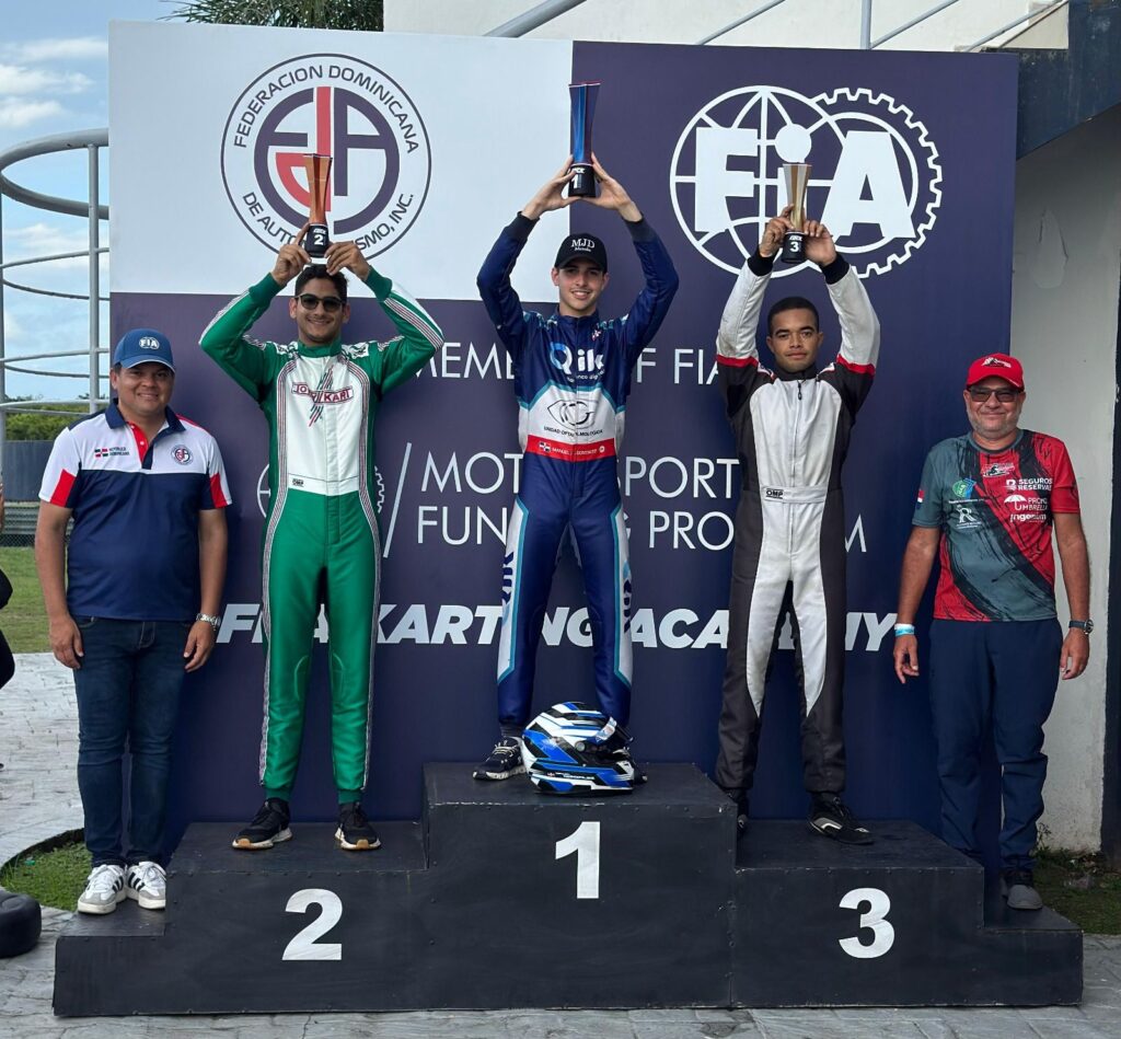 Los ganadores de la Vortex VLR, Manuel González al centro, Axel Cabrera segundo, tercero Alexander Thebaud, escoltados por Adriano Abreu Sued y Raimy Guzmán.