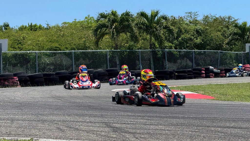 Ethan Pichardo con el kart No. 110 lidera la competencia en la categoría Mini FDA.