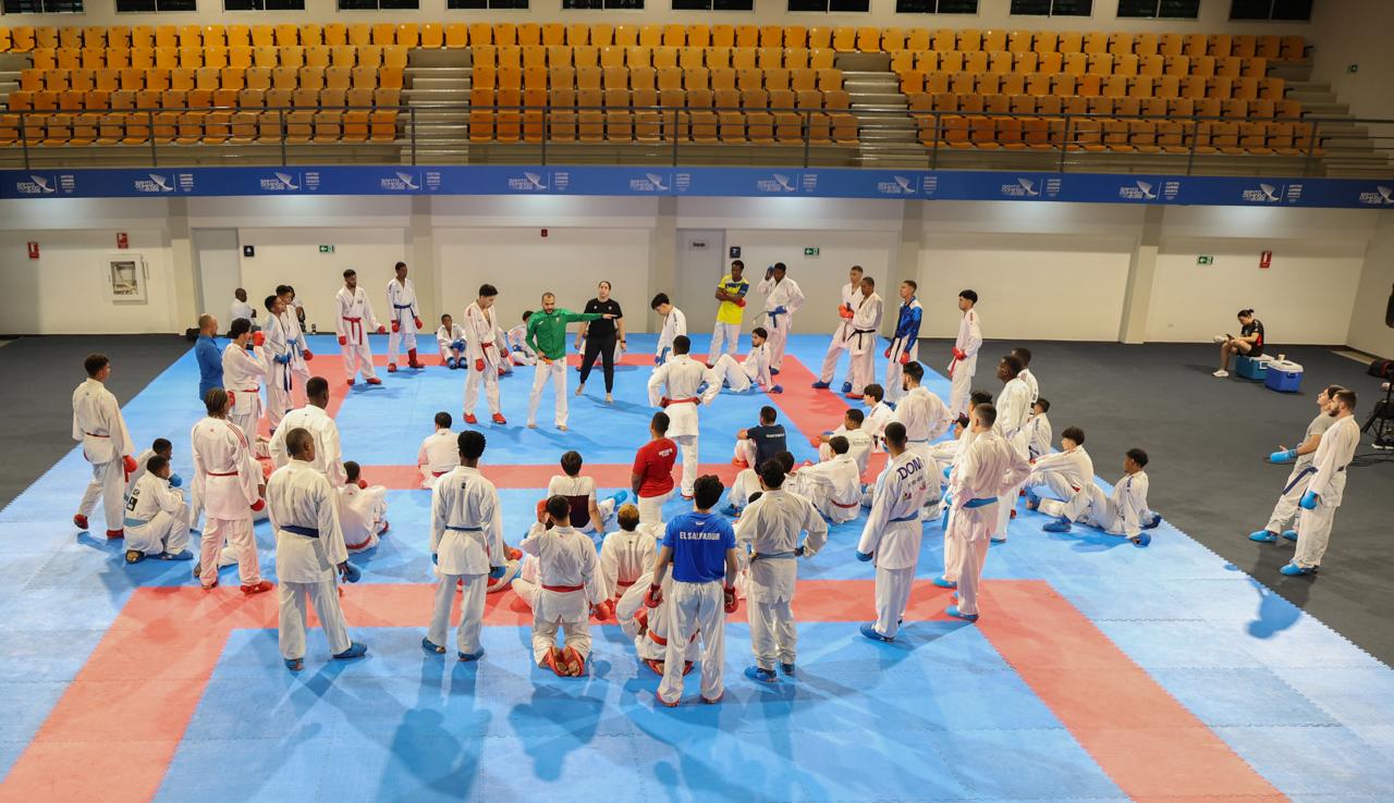 Los atletas masculinos clasificados en Karate a los Juegos Centroamericanos en el inicio de sus entrenamientos