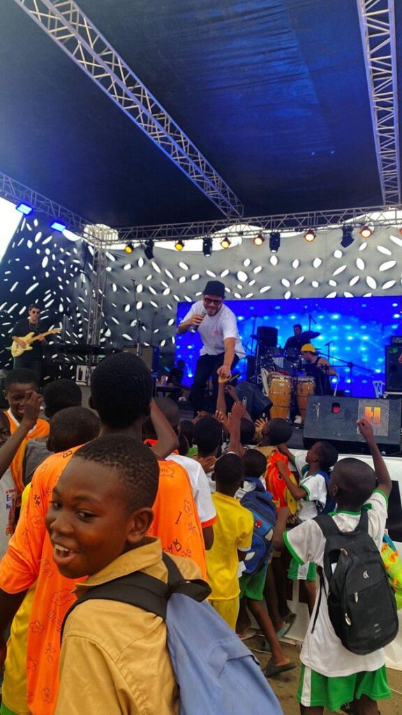 Cantautor Riccie Oriach en África