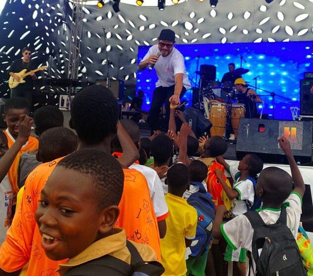 Cantautor Riccie Oriach en África