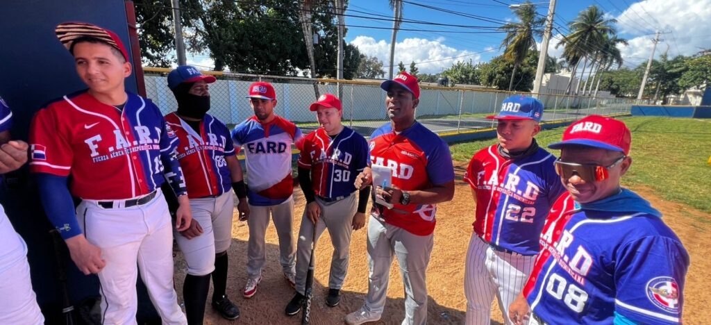 El equipo de la Fuerza Aérea de la República Dominicana que competirá por el campeonato por institución, en el cuarto torneo organizado entre oficiales académicos de las Fuerzas Armadas y la Policía Nacional.