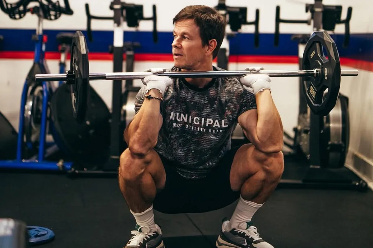 Cómo es la exigente rutina matutina de Mark Wahlberg: 14 ejercicios para el tren inferior y core