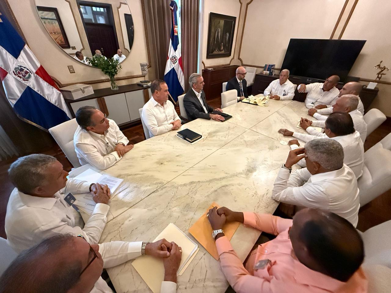 Presidente Luis Abinader encabeza reunión con sector arrocero.