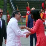 El presidente de Colombia, Gustavo Petro (c-i), saluda a la presidenta encargada de Venezuela, Delcy Rodríguez, a su llegada al palacio de Miraflores, en Caracas (Venezuela). EFE