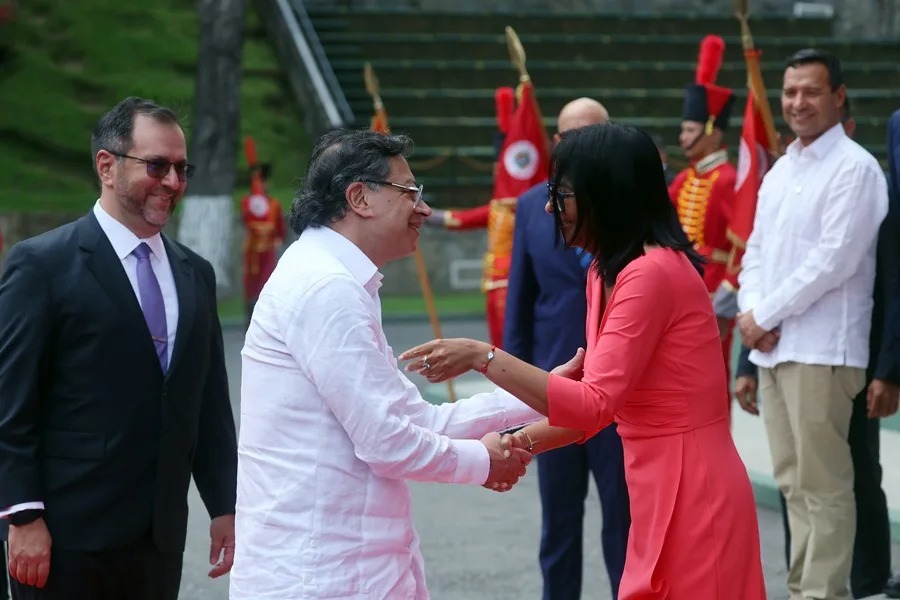 El presidente de Colombia, Gustavo Petro (c-i), saluda a la presidenta encargada de Venezuela, Delcy Rodríguez, a su llegada al palacio de Miraflores, en Caracas (Venezuela). EFE