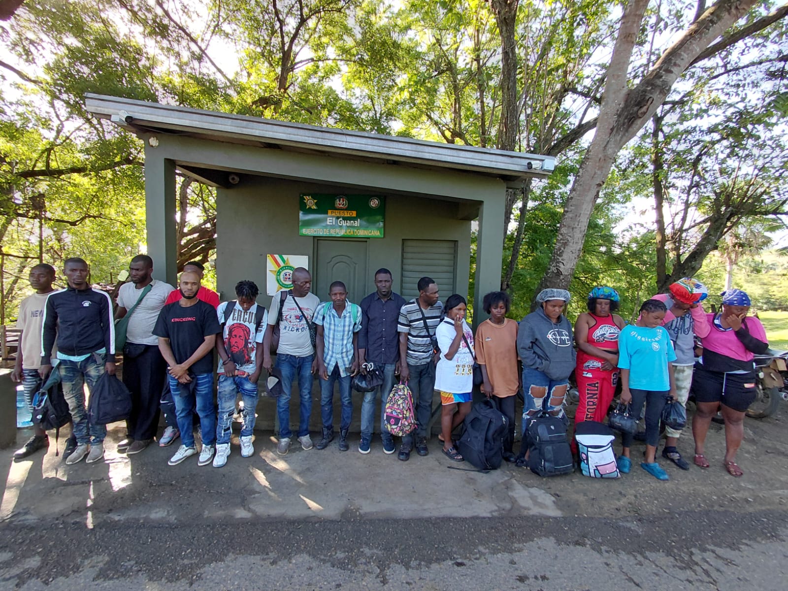 Ejército detiene jeepeta con 17 indocumentados en operativo