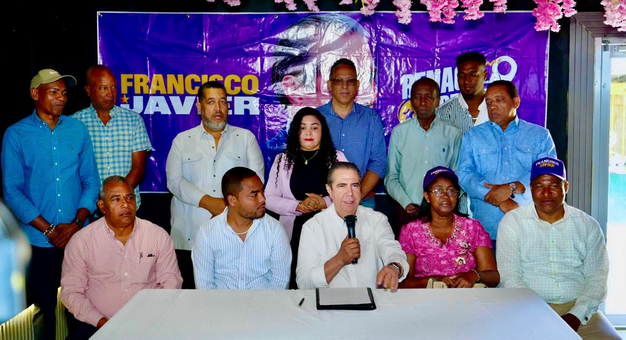 El precandidato presidencial del Partido de la Liberación Dominicana (PLD), Francisco Javier García, junto a miembros del PLD
