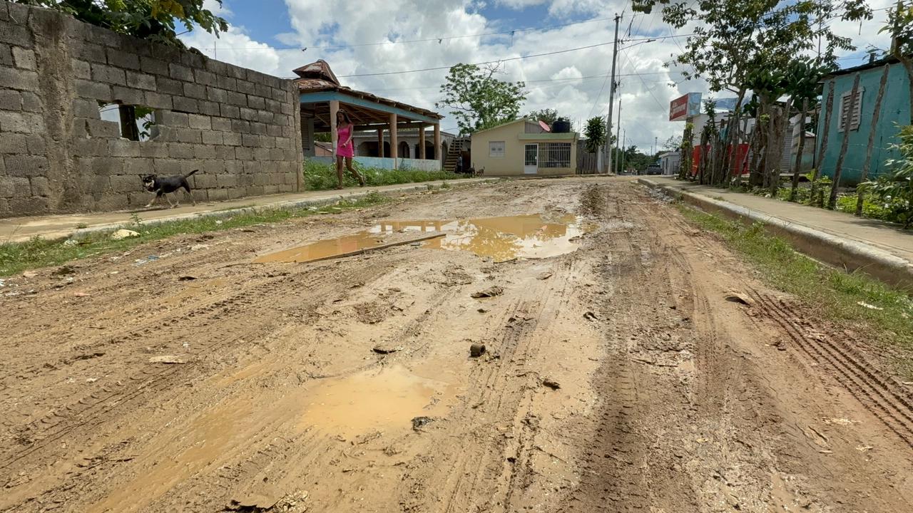Deterioro y abandono de calles en Monte Plata.