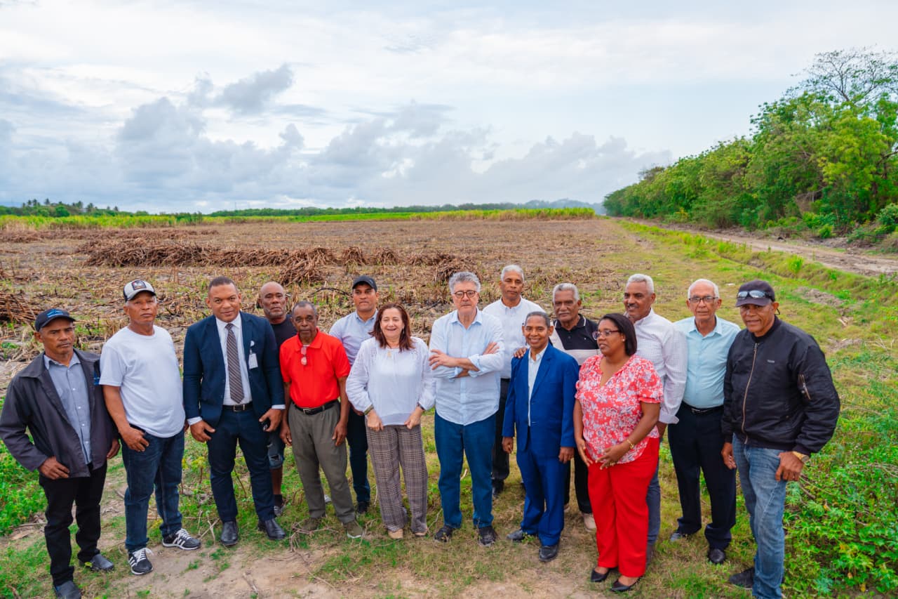 Director de la Oficina Nacional en Apoyo a la Reforma Penitenciaria (Onaprep), Roberto Santana Sánchez junto a comunitarios de Palo Alto, Barahona.