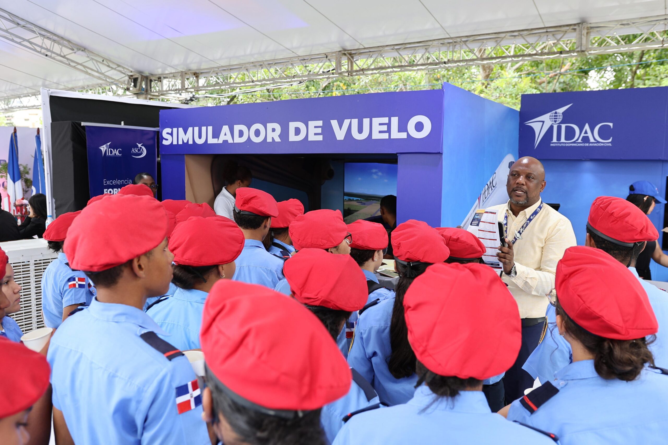 Estudiantes conocen sector aeronáutico de RD en la Feria Regional del Libro y la Cultura del Cibao 2026