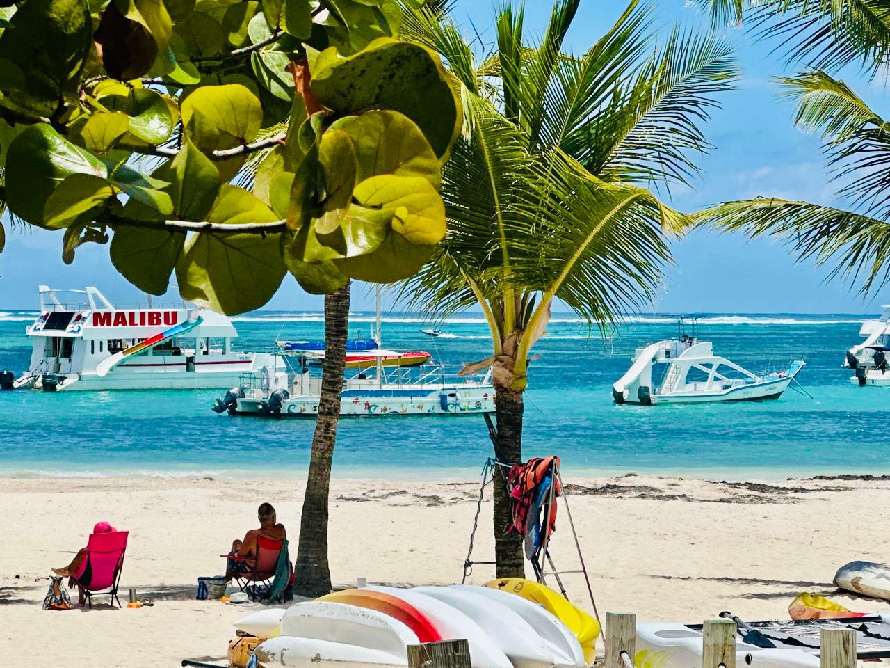 Embarcaciones en la franja de bañistas en playa de Bávaro