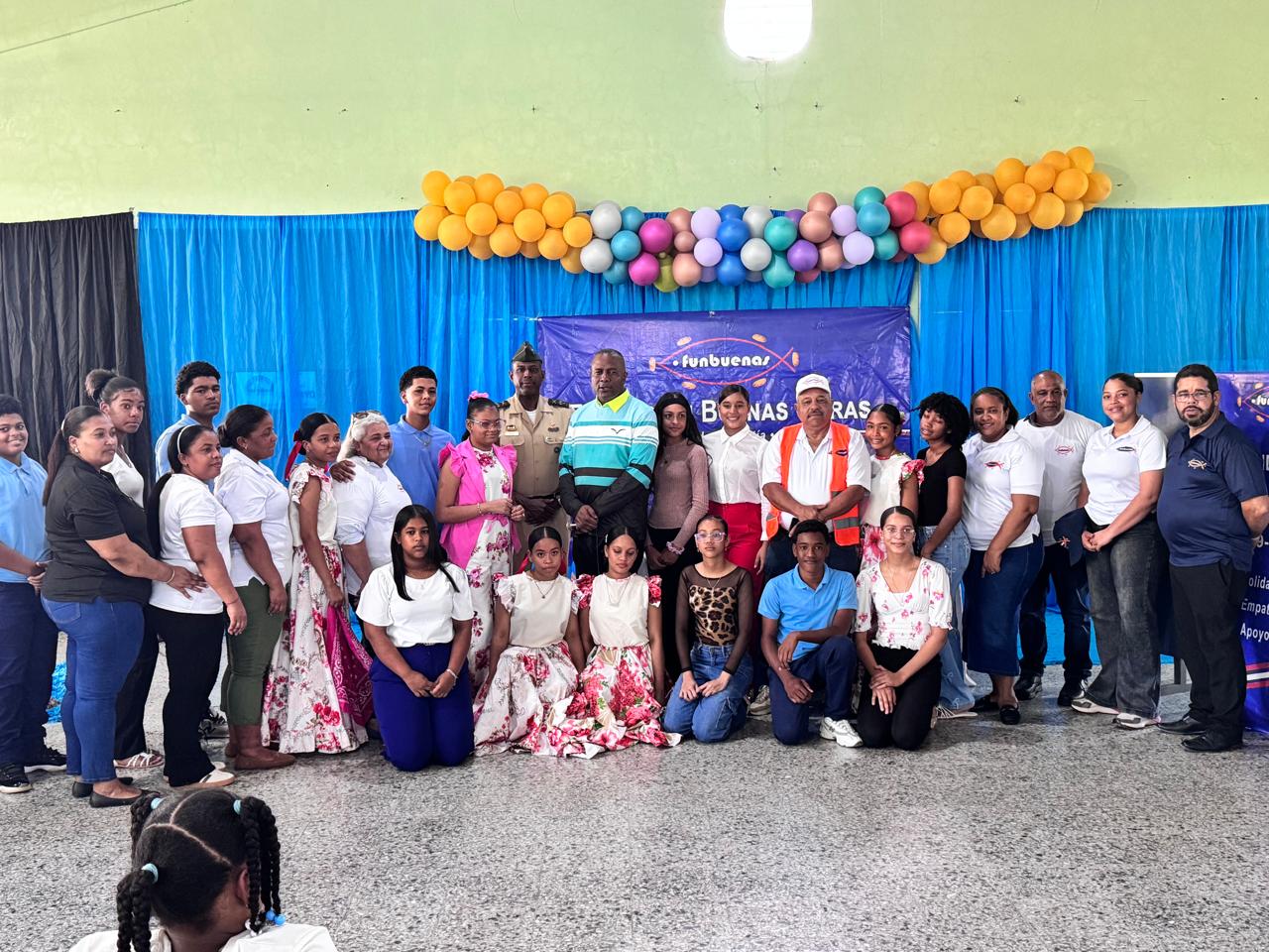 El comunicador Félix Victorino encabezó acto de reconocimiento estudiantil en La Vega