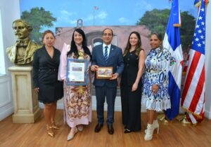 Ysabel Borden, Giannina Azar, Gilberto Minaya, Claudia Sánchez y Rose Mary Santana
