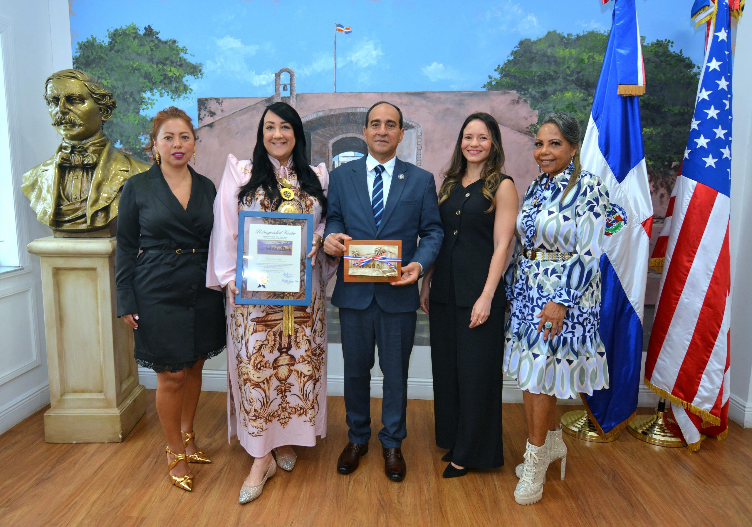Ysabel Borden, Giannina Azar, Gilberto Minaya, Claudia Sánchez y Rose Mary Santana