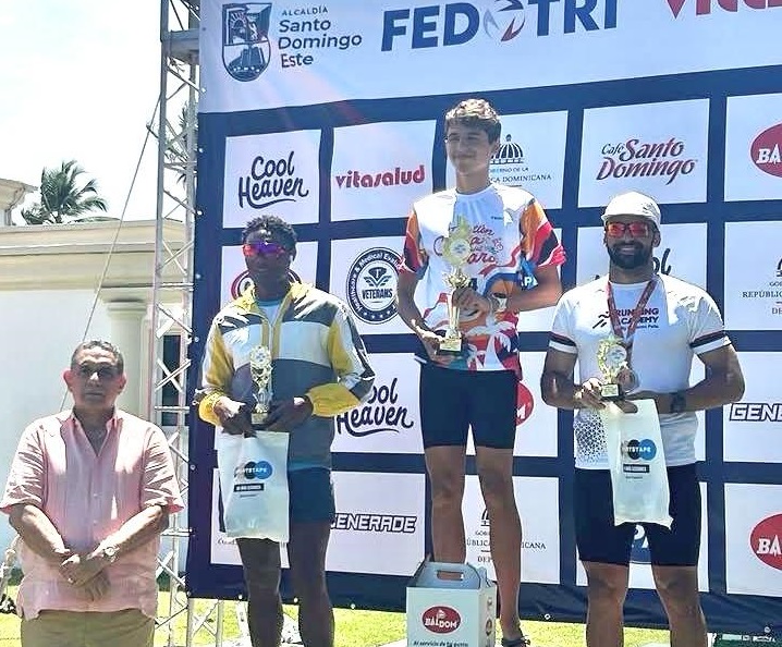 Premiación a los ganadores en Élite Olímpico Masculino, Daniel Ballesta, Víctor Feliz y Rodrigo Páez, en el campeonato de triatlón Costa del Faro.