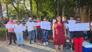 No videntes en vigilia frente al Palacio Nacional / Karina Jiménez