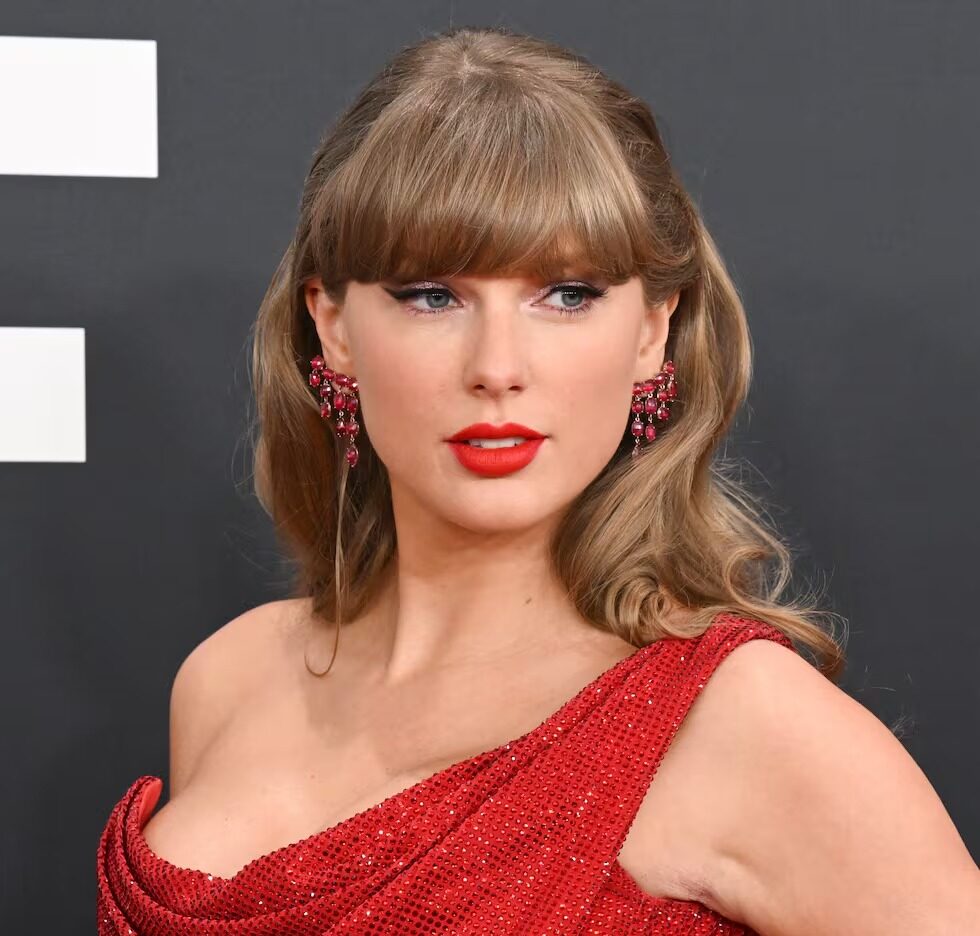 Taylor Swift presenta solicitudes de marca registrada para proteger su voz e imagen de la IA