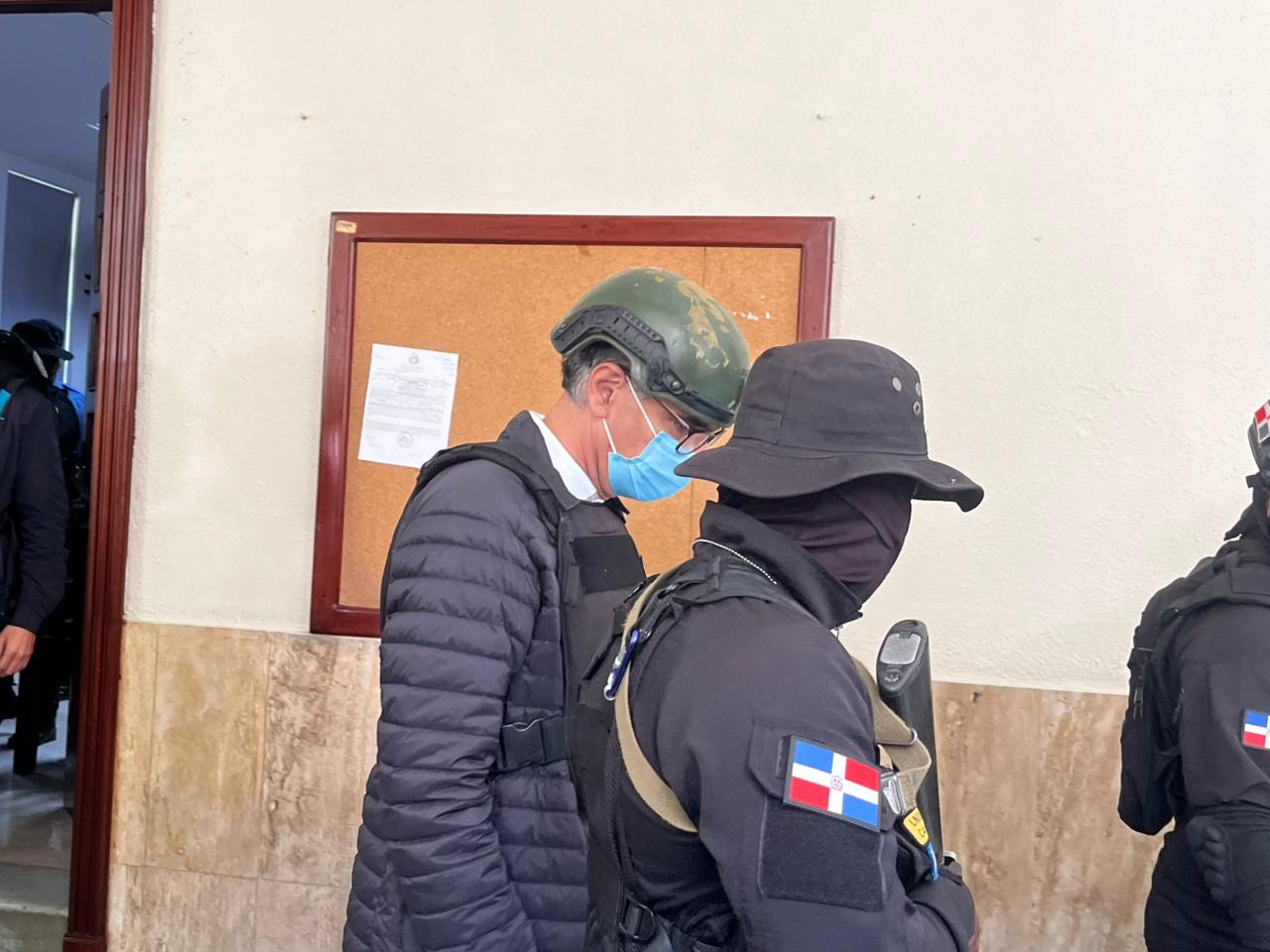 Santiago Hazim saliendo del tribunal.