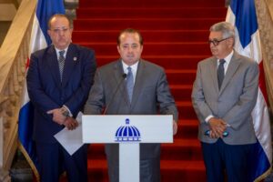 Ministros de Hacienda y Economía, Magín Díaz y el de la Presidencia, José Ignacio Paliza y el de Economía y el director general de Presupuesto, José Rijo Presbot
