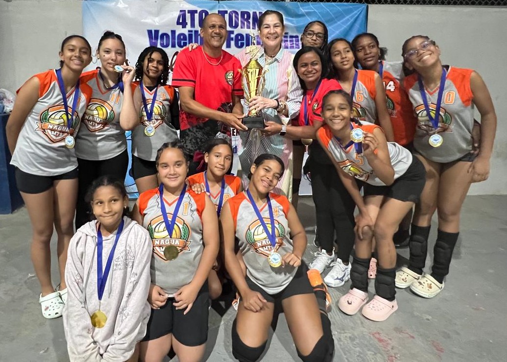 Xiomara Devers entrega el trofeo al equipo campeón en infantil, Nagua, el cual fue recibido por su entrenador Ángel Castro.