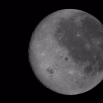 En esta vista de la Luna completamente iluminada, se distingue el lado visible (el que vemos desde la Tierra) a la derecha, identificable por las manchas oscuras que cubren su superficie, tal como la observó la tripulación de la misión Artemis II de la NASA dentro de la nave espacial Orión el 6 de abril de 2026. NASA/Handout vía REUTERS.