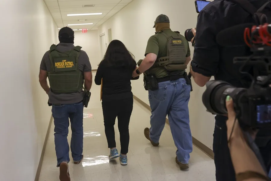 Agentes federales detienen a una persona dentro de un edificio federal donde se celebran audiencias judiciales de inmigración en Nueva York, EE.UU.